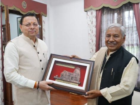 मुख्यमंत्री श्री पुष्कर सिंह धामी से गुरुवार को मुख्यमंत्री आवास में लोक गीतकार श्री नरेन्द्र सिंह नेगी ने शिष्टाचार भेंट की।